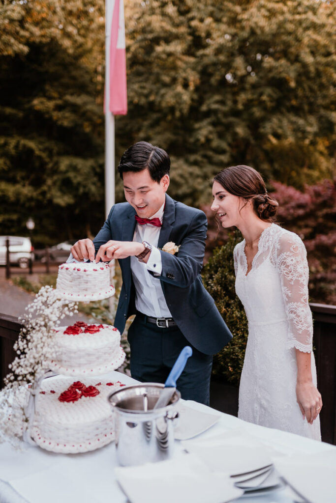 Hochzeitsfotograf Igor Kondler Hochzeitsfeier Villa im Tal Wiesbaden Hochzeitstorte