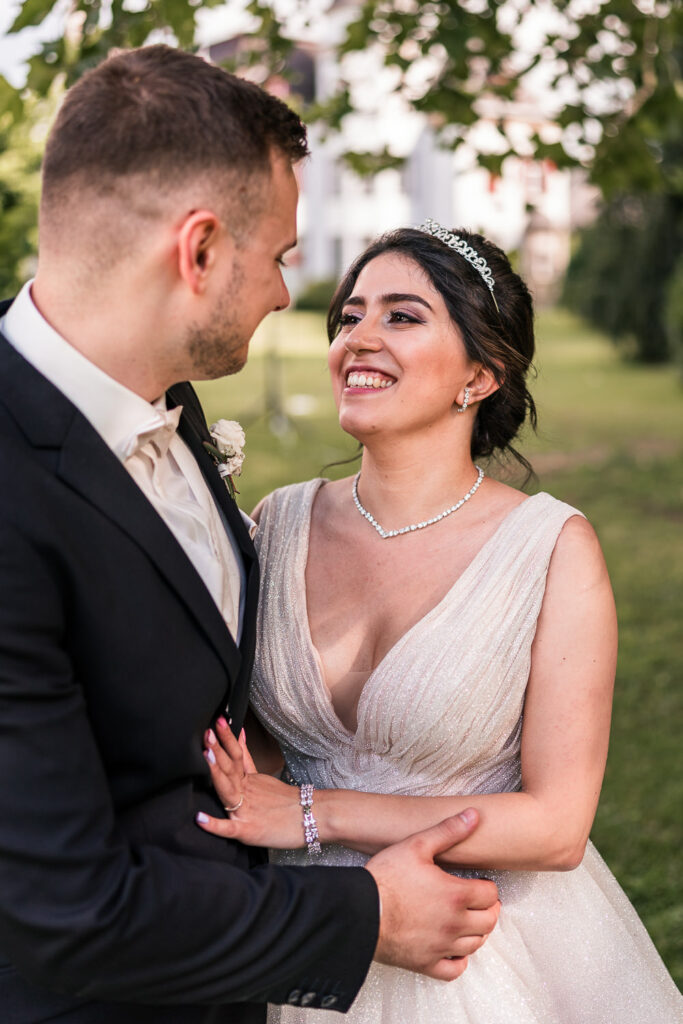 Hochzeit Gut Nettehammer - Brautpaarfotos - Natürliche Hochzeitsfotos - Hochzeitsfotograf Koblenz