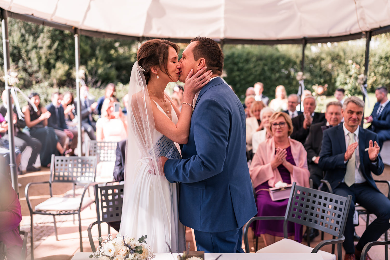 Brautpaar küsst sich bei Trauung auf Hofgut Dippelshof