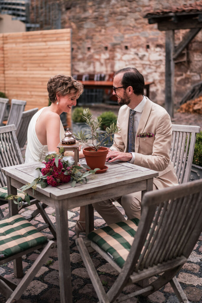 Ehepaar sitzt an einem Tisch in Fulda